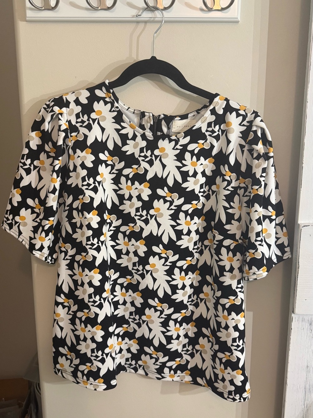 MELLODAY Black Floral Puff-Sleeve Blouse with Yellow Centers